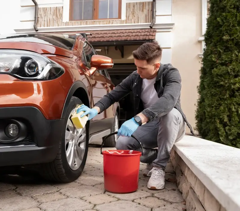 Lavage auto à domicile Cernusson : professionnel intervenant sur un véhicule